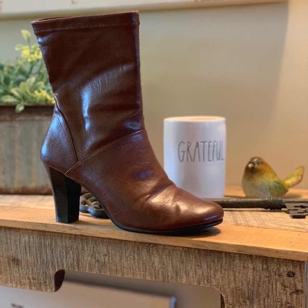 Boots - Picture 3 of 5